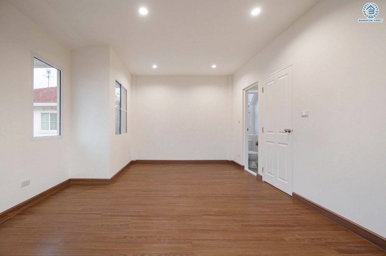 บ้านมือสองตกแต่งใหม่ โครงการ ชลลดา วัดลาดปลาดุก คุณภาพระดับ L&H บนเนื้อที่ 52.5 ตร.ว. พร้อมฟังก์ชัน 3 ห้องนอน 2 ห้องน้ำ จอดรถได้ 1 คัน บนทำเลศักยภาพ เพียง 15 นาทีถึงเซ็นทรัลเวสท์เกต ใกล้รถไฟฟ้าสายสีม่วง "สถานีคลองบางไผ่"